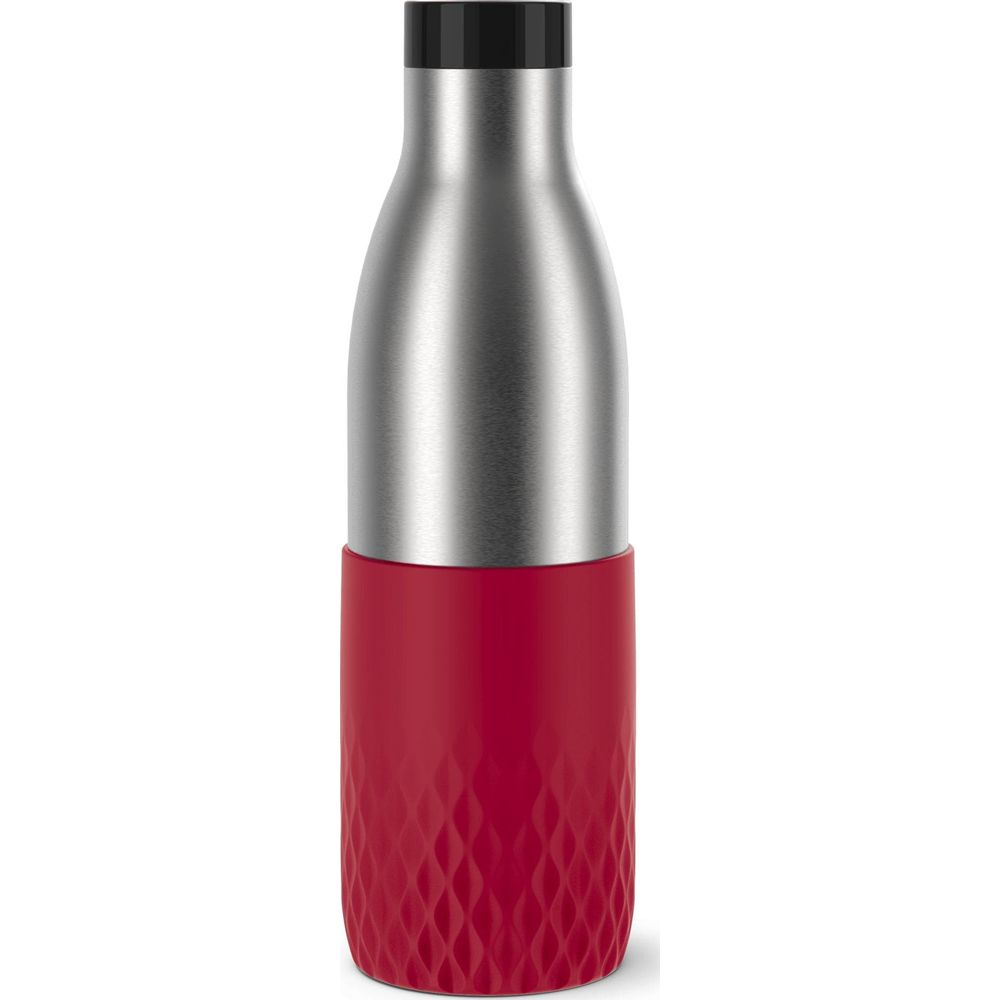 Eine silberne Flasche mit rotem, texturiertem Bodenteil und schwarzem Deckel.