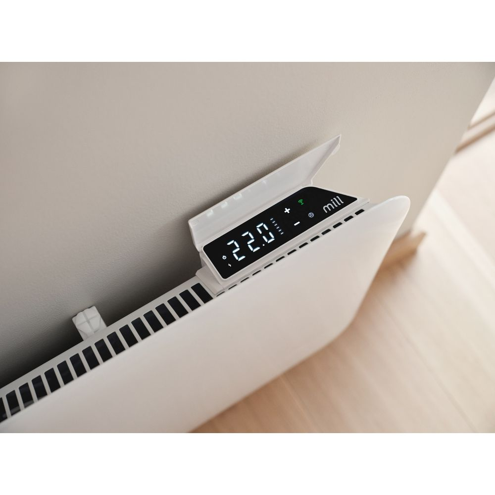 Ein weißer Heizkörper mit digitaler Anzeige von 22,0 Grad Celsius.