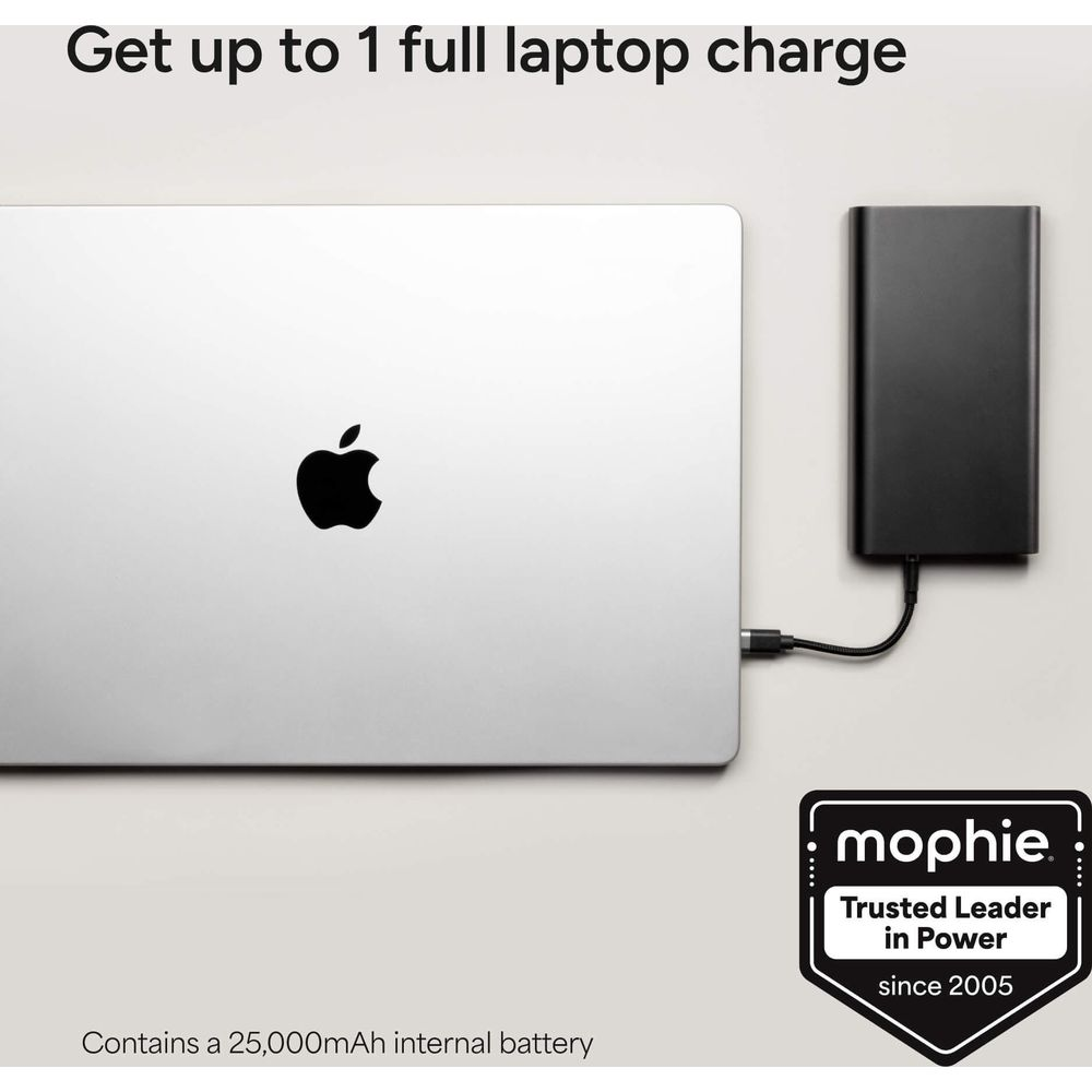 Laptop argentato collegato a un power bank nero. Logo Mophie visibile.