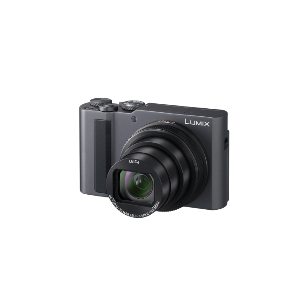 Graue Panasonic Lumix Digitalkamera mit Leica-Objektiv, weiüer Hintergrund.