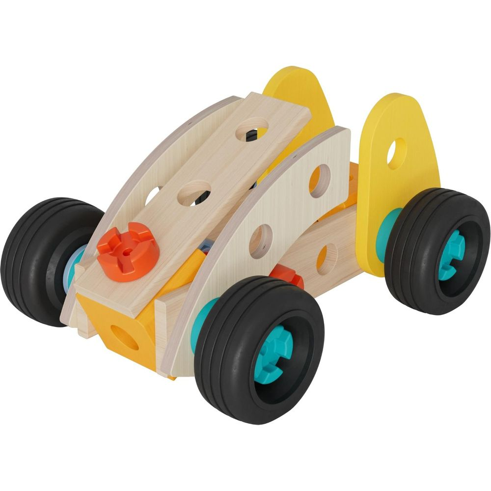 Ein Holzspielzeugauto mit gelben und naturfarbenen Holzteilen und schwarzen Rädern.