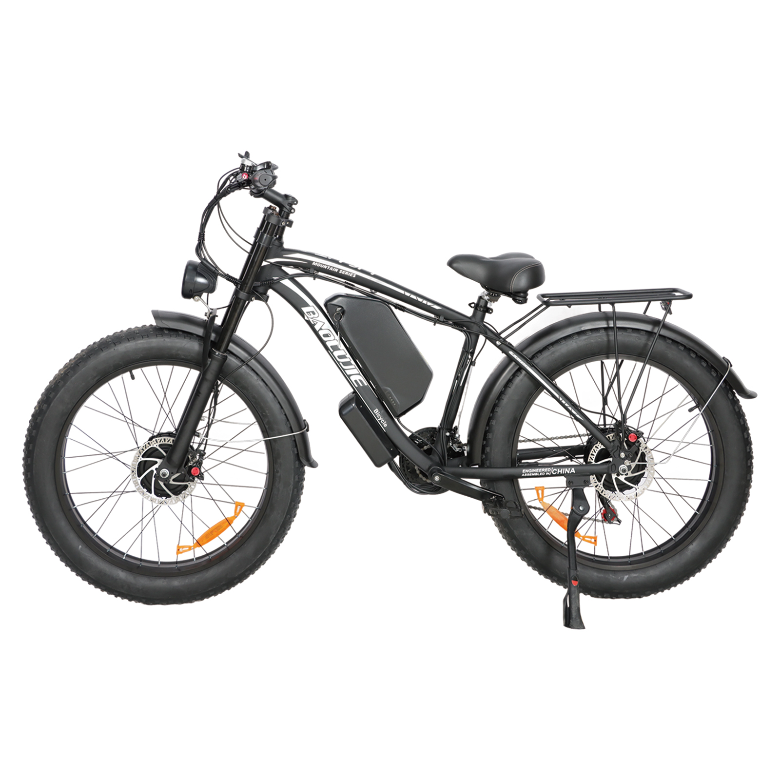 Czarny rower elektryczny fat bike z widocznym akumulatorem i bagażnikiem.