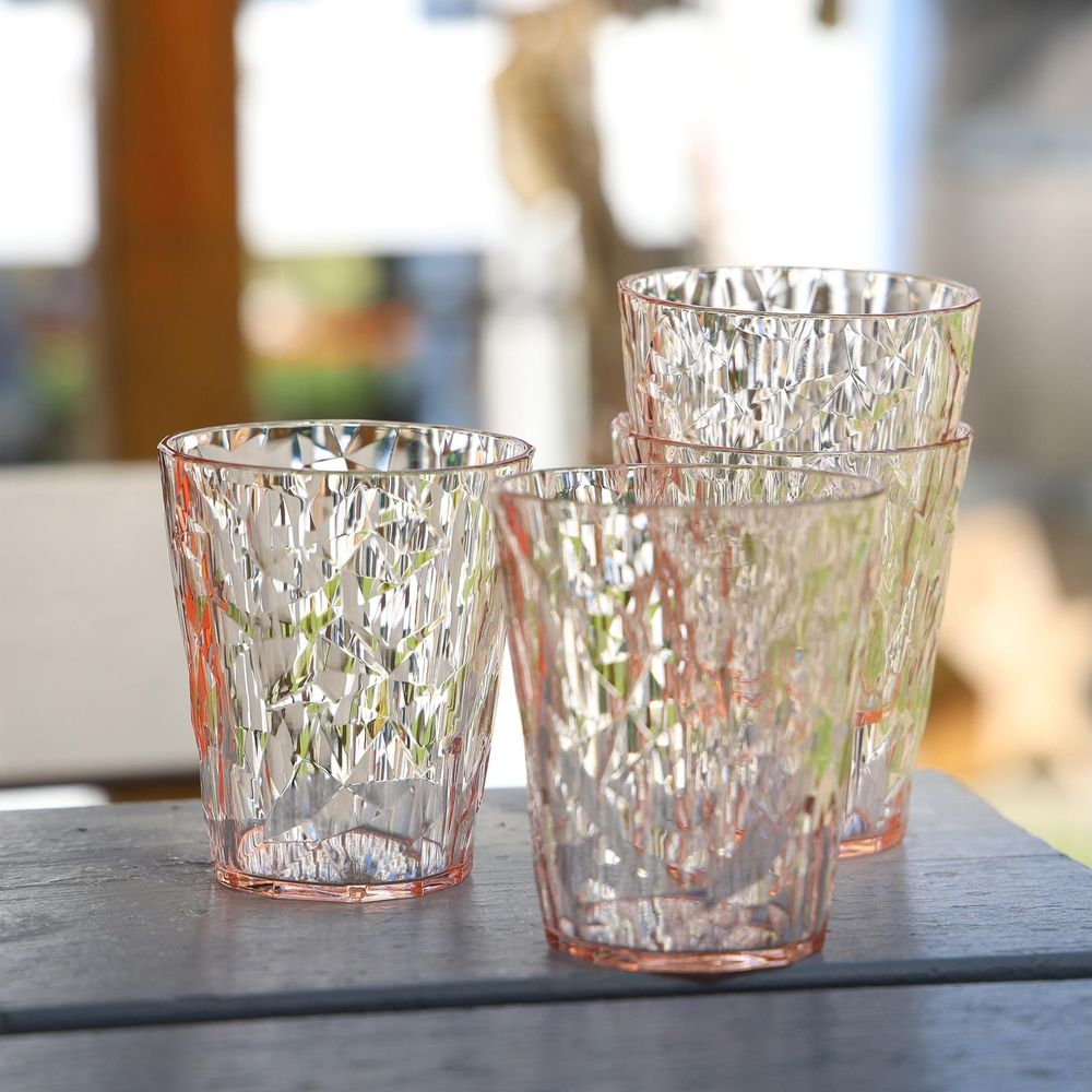Vier durchsichtige Becher mit Rautenmuster, zwei vorne, zwei dahinter gestapelt.
