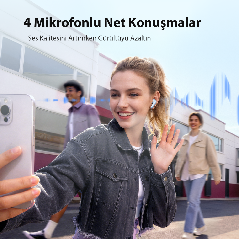 Mavi kulaklık takan bir kadın telefonla kendini çekiyor. Arkada iki kişi var.