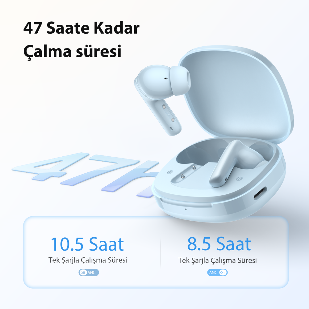 Açık mavi kablosuz kulaklık şarj kutusuyla. 47 saat çalma süresi.