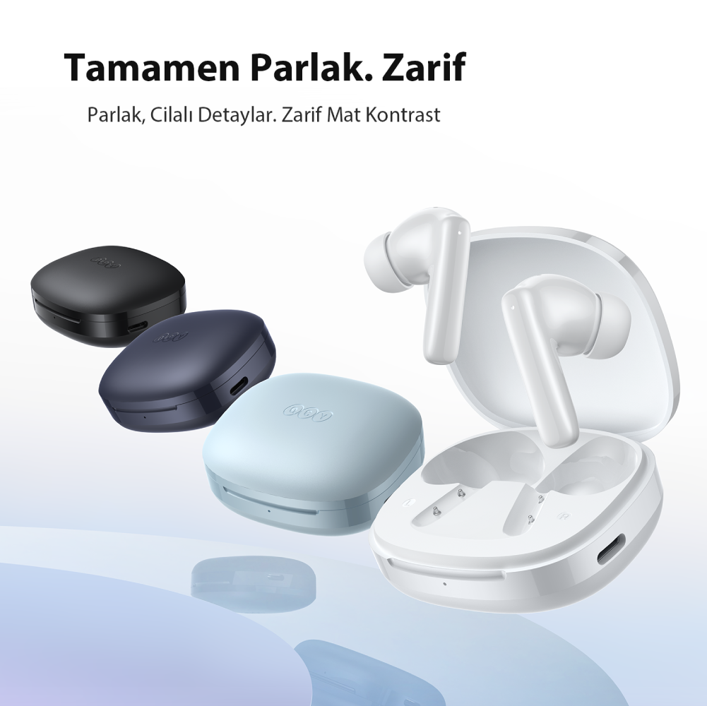 Şarj kutulu beyaz ve renkli kulaklıklar. Parlak ve mat yüzeyler.