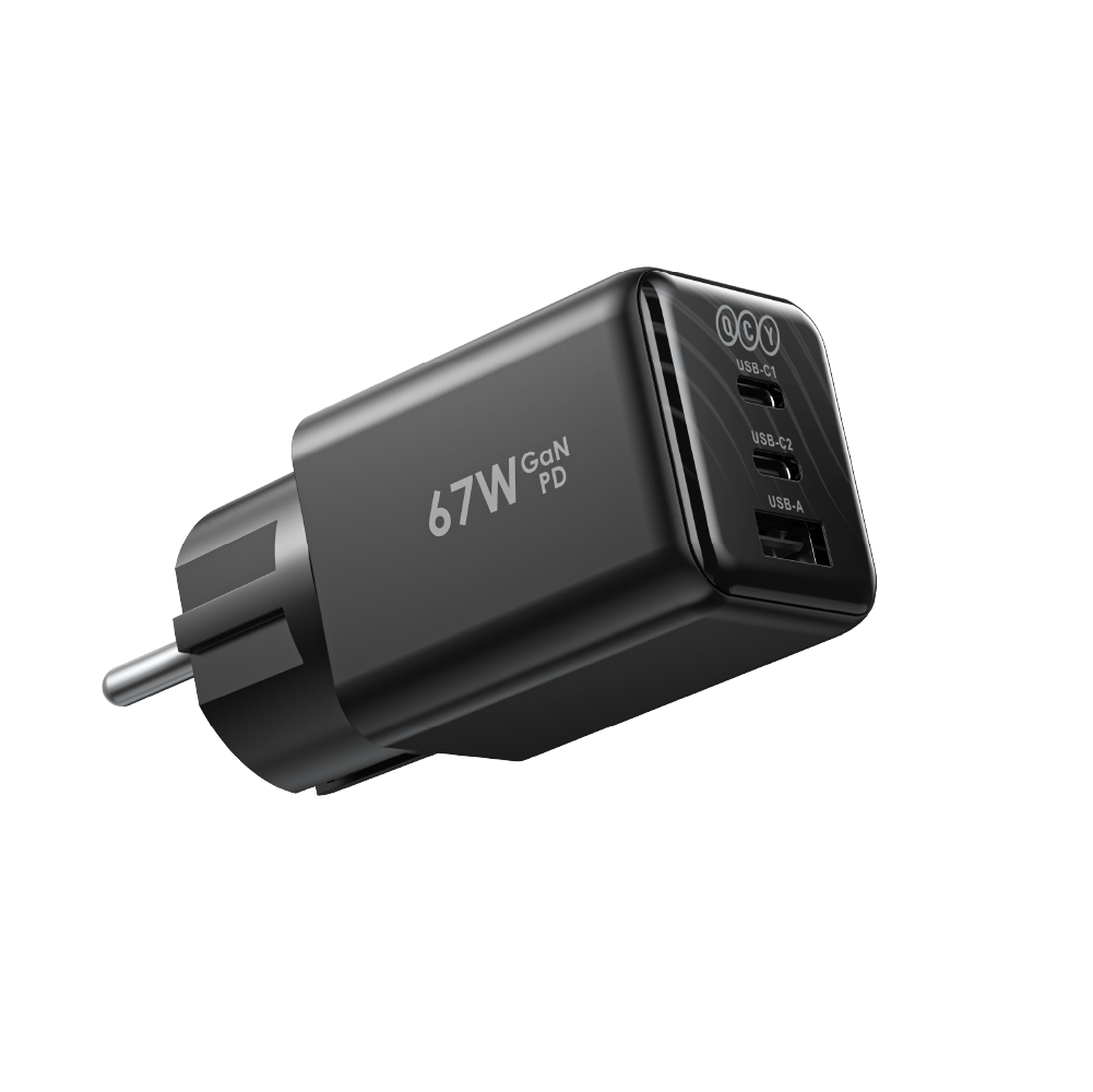 AB fişli, üç USB portlu siyah 67W GaN PD şarj cihazı.