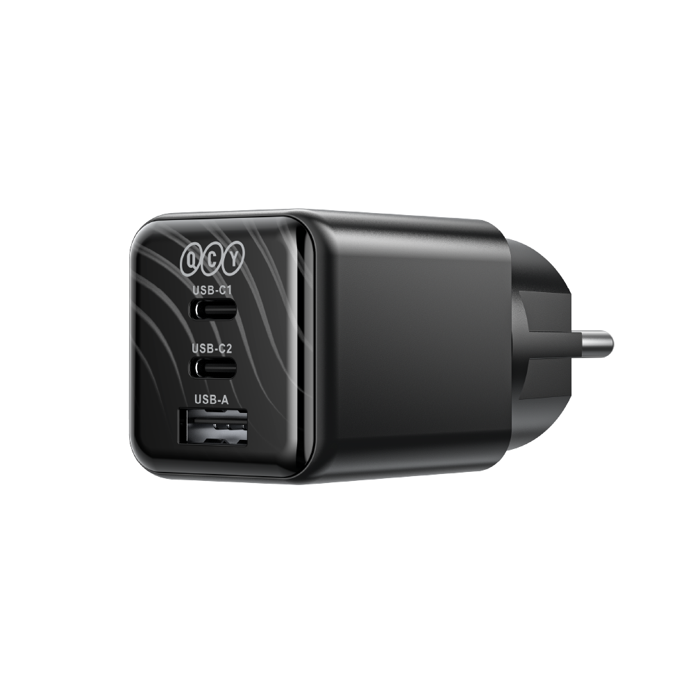 Üç portlu siyah USB şarj cihazı: 2x USB-C ve 1x USB-A.
