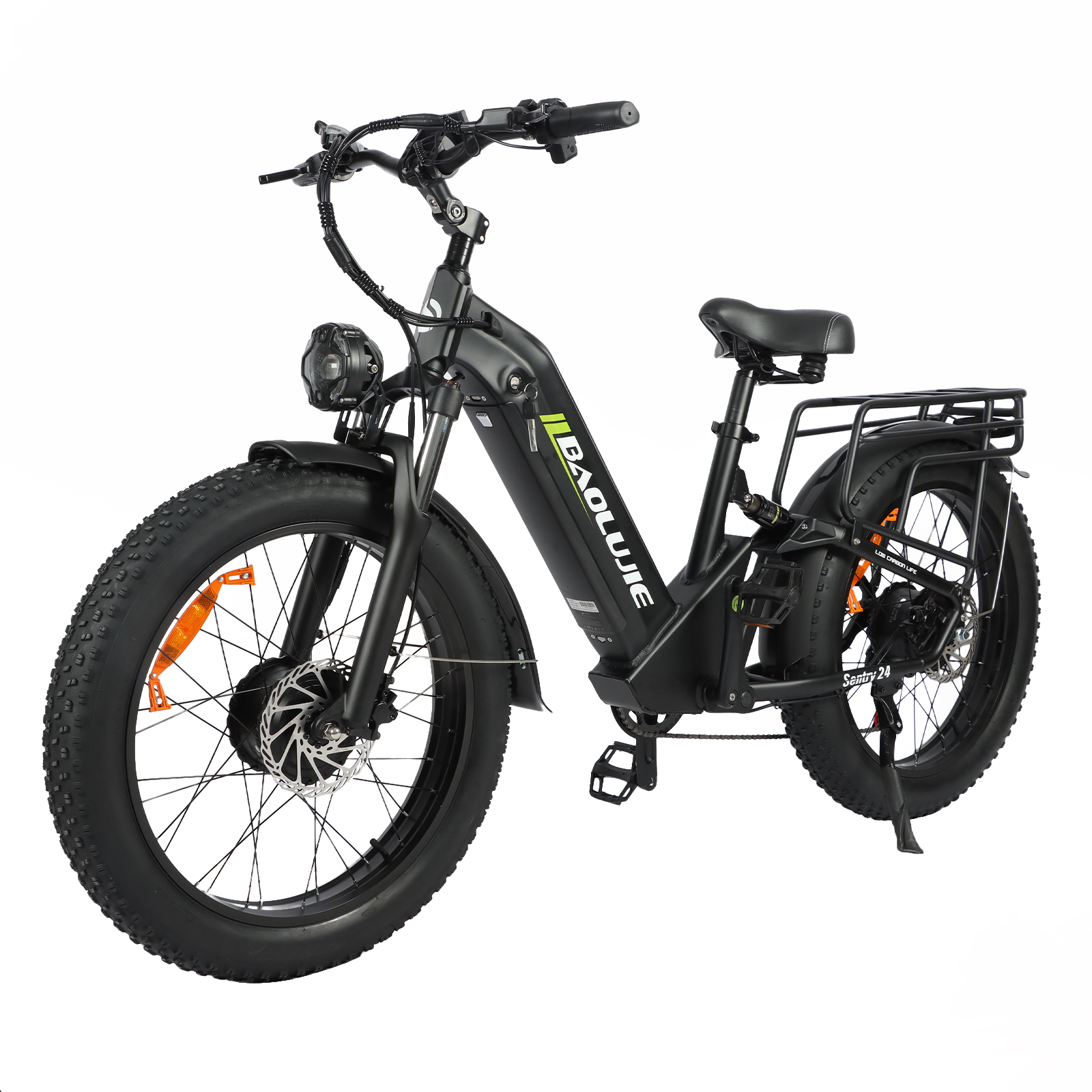 Czarny rower elektryczny typu fat bike z przednim światłem, bagażnikiem i hamulcami tarczowymi.