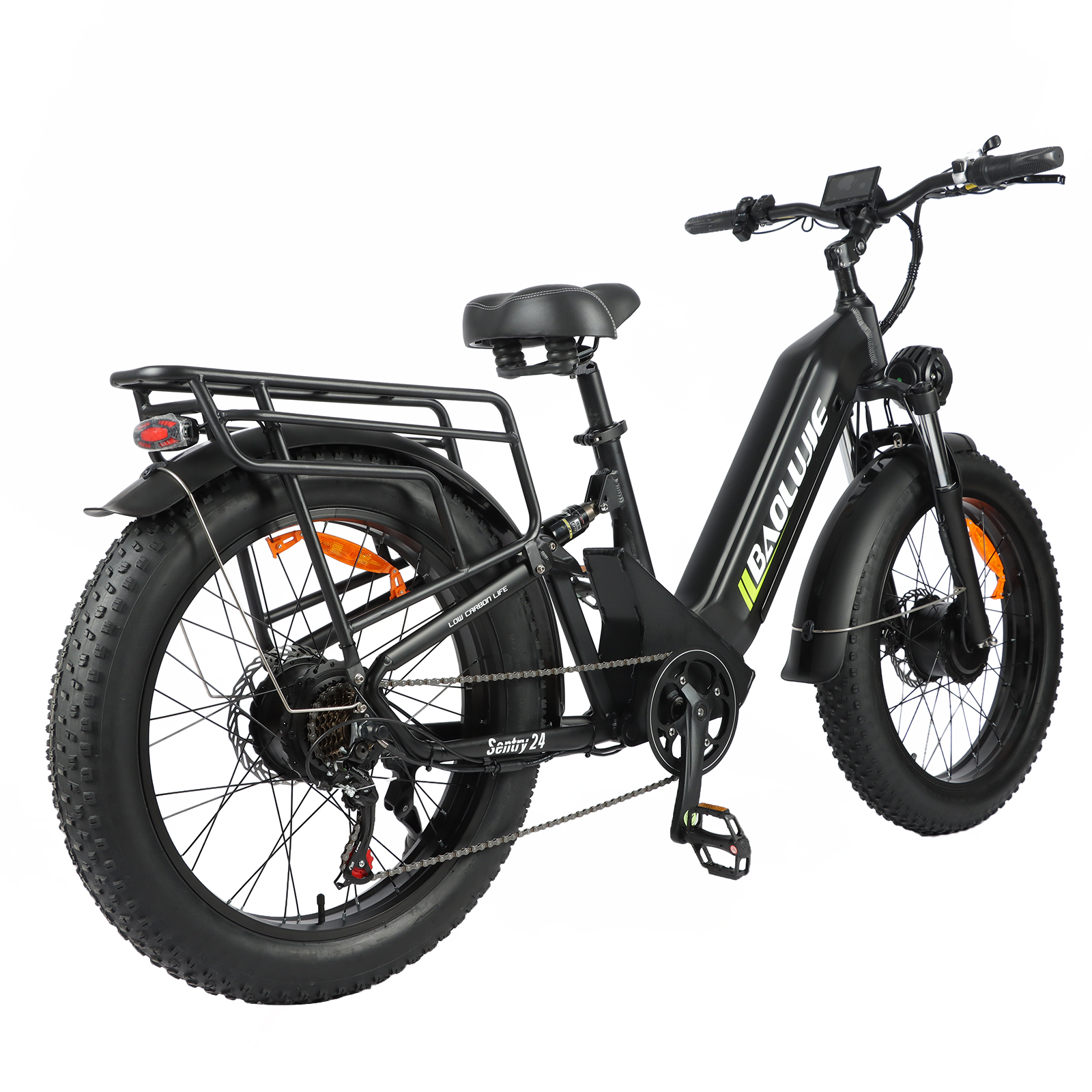 Czarny rower elektryczny fatbike z bagażnikiem i amortyzatorem. Na białym tle.