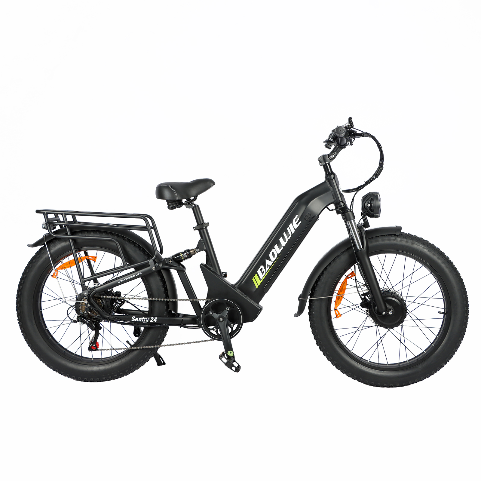 Czarny rower elektryczny typu fat bike z bagażnikiem i amortyzacją. Na białym tle.