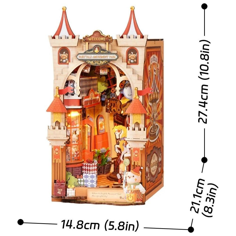 Miniatur-Freizeitpark-Modell mit Lichtern, Geschenken und Figuren.