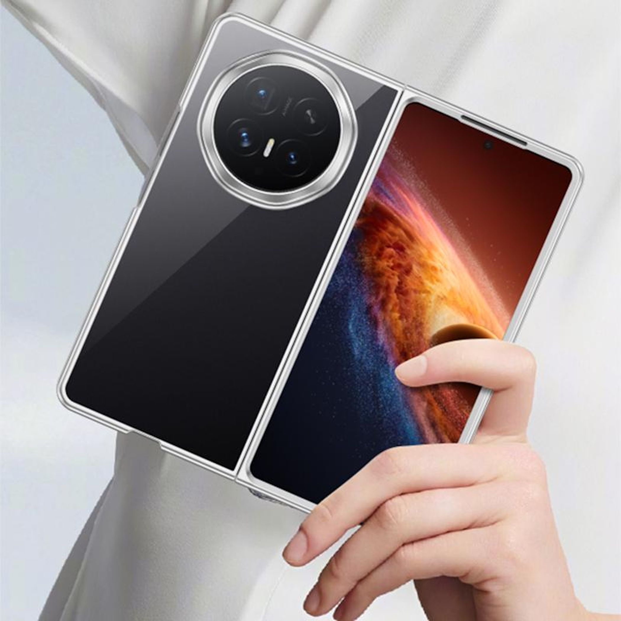 Eine Hand hält ein transparentes Smartphone mit einem runden Kameramodul auf der Rückseite.