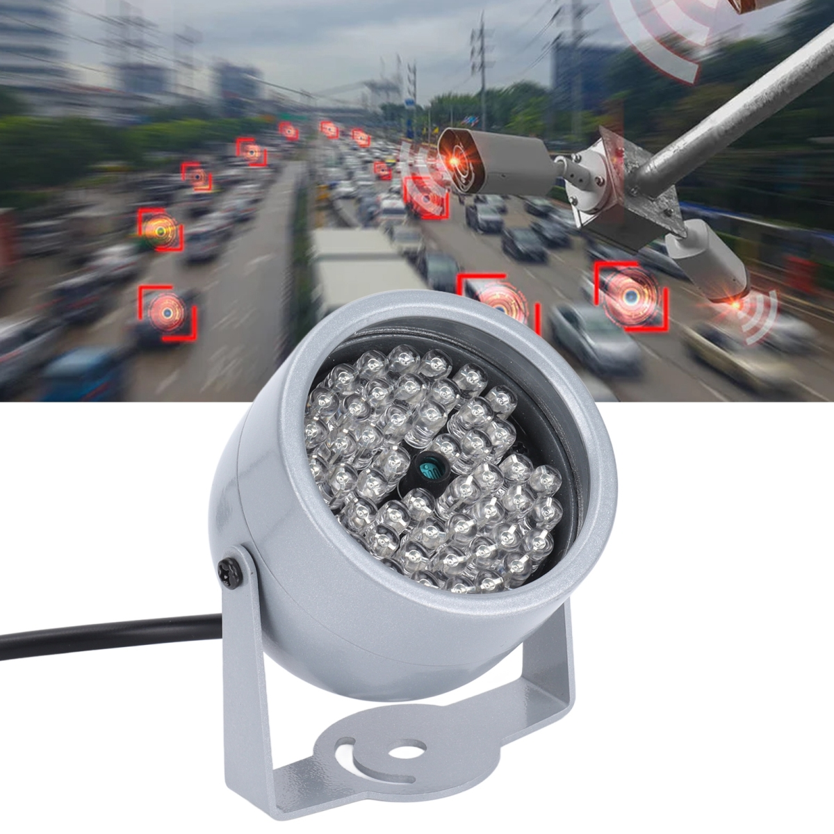 Überwachungskamera mit vielen LEDs und Verkehrsüberwachung im Hintergrund.