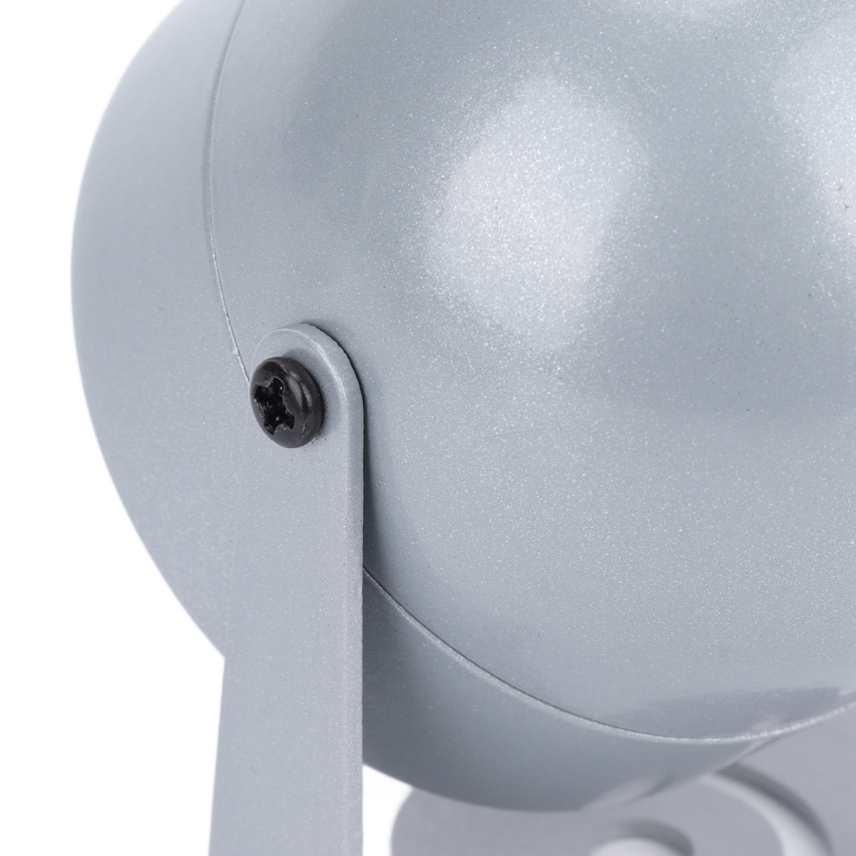 Nahaufnahme einer silbernen Lampe mit einer schwarzen Schraube und einem Ständer.