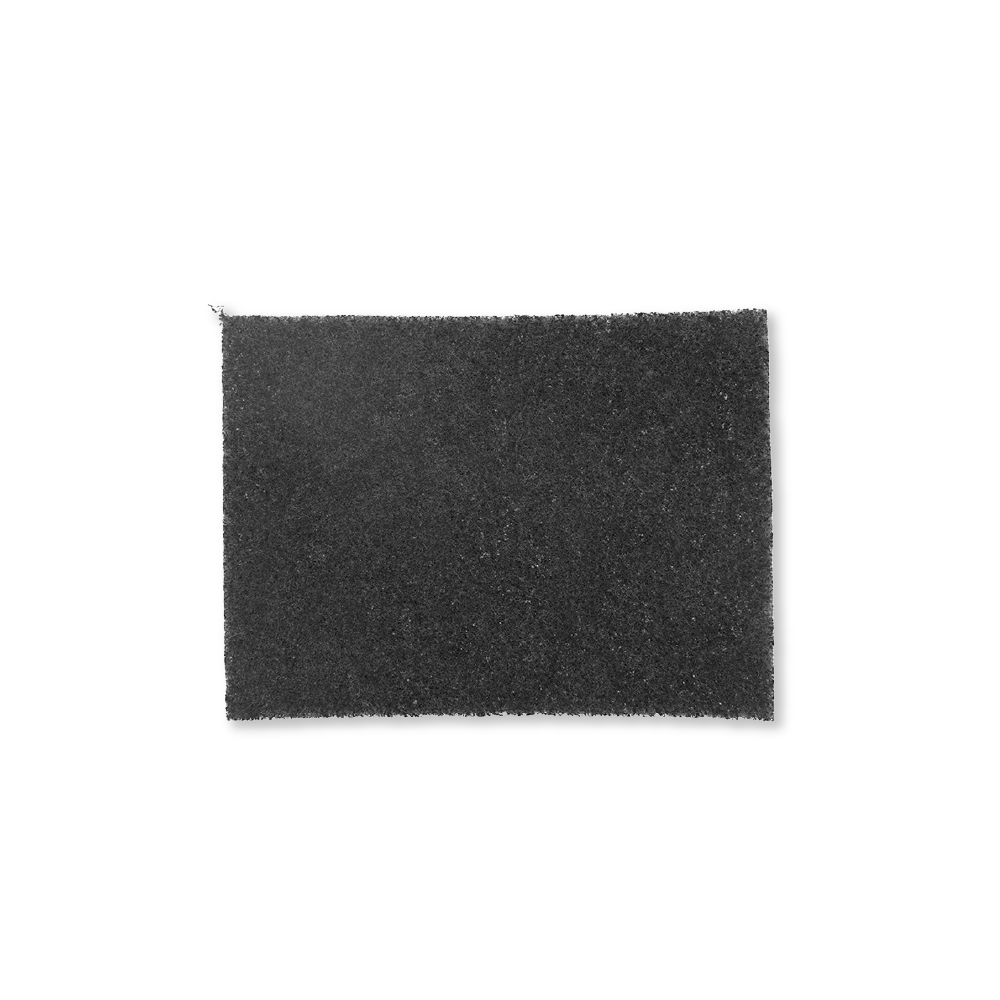 Un pezzo rettangolare di spugna filtrante grigio scuro con texture ruvida.