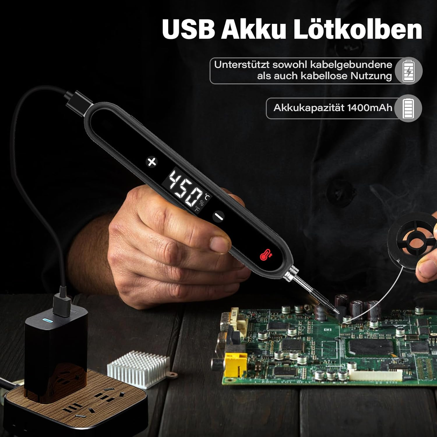 Mann lötet an einer Platine mit einem USB-Lötkolben, der an ein Netzteil angeschlossen ist.