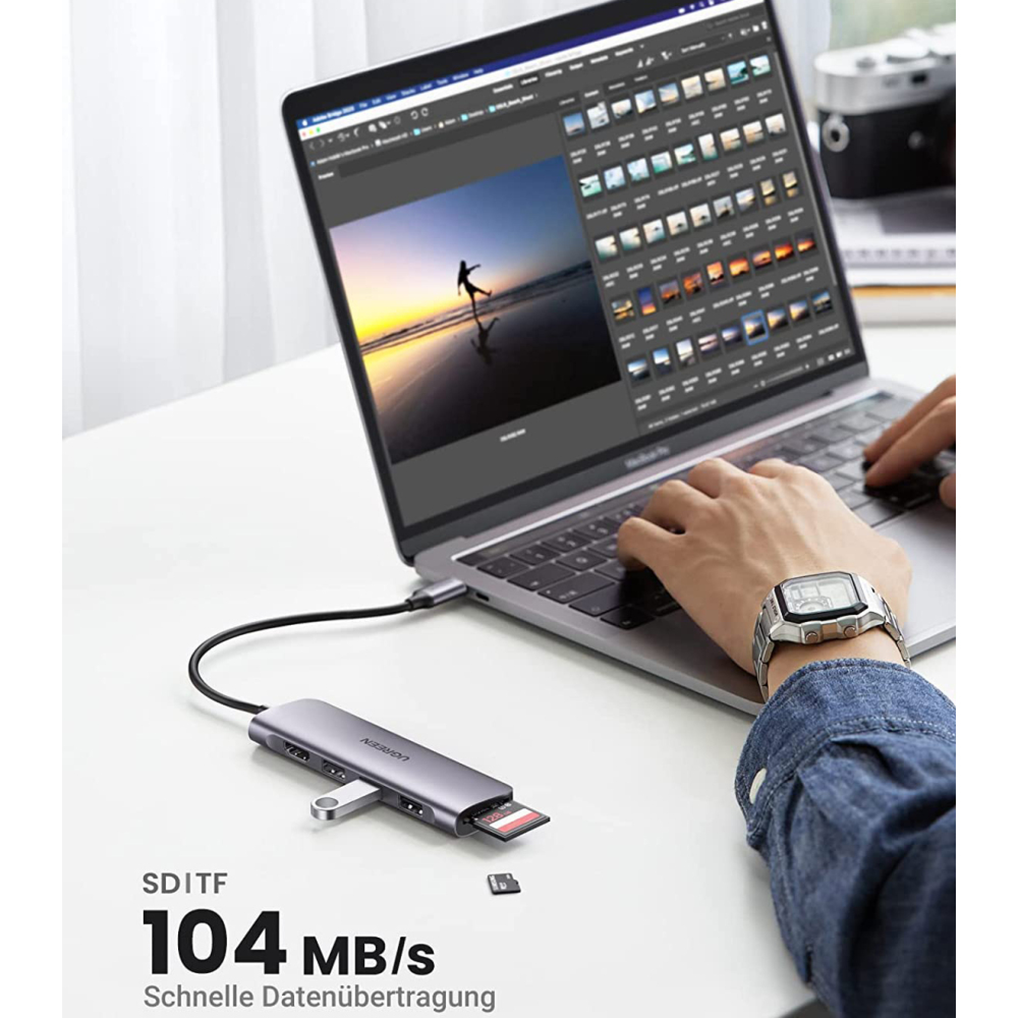 Ein Laptop mit einem USB-C-Hub, der an eine SD-Karte angeschlossen ist.