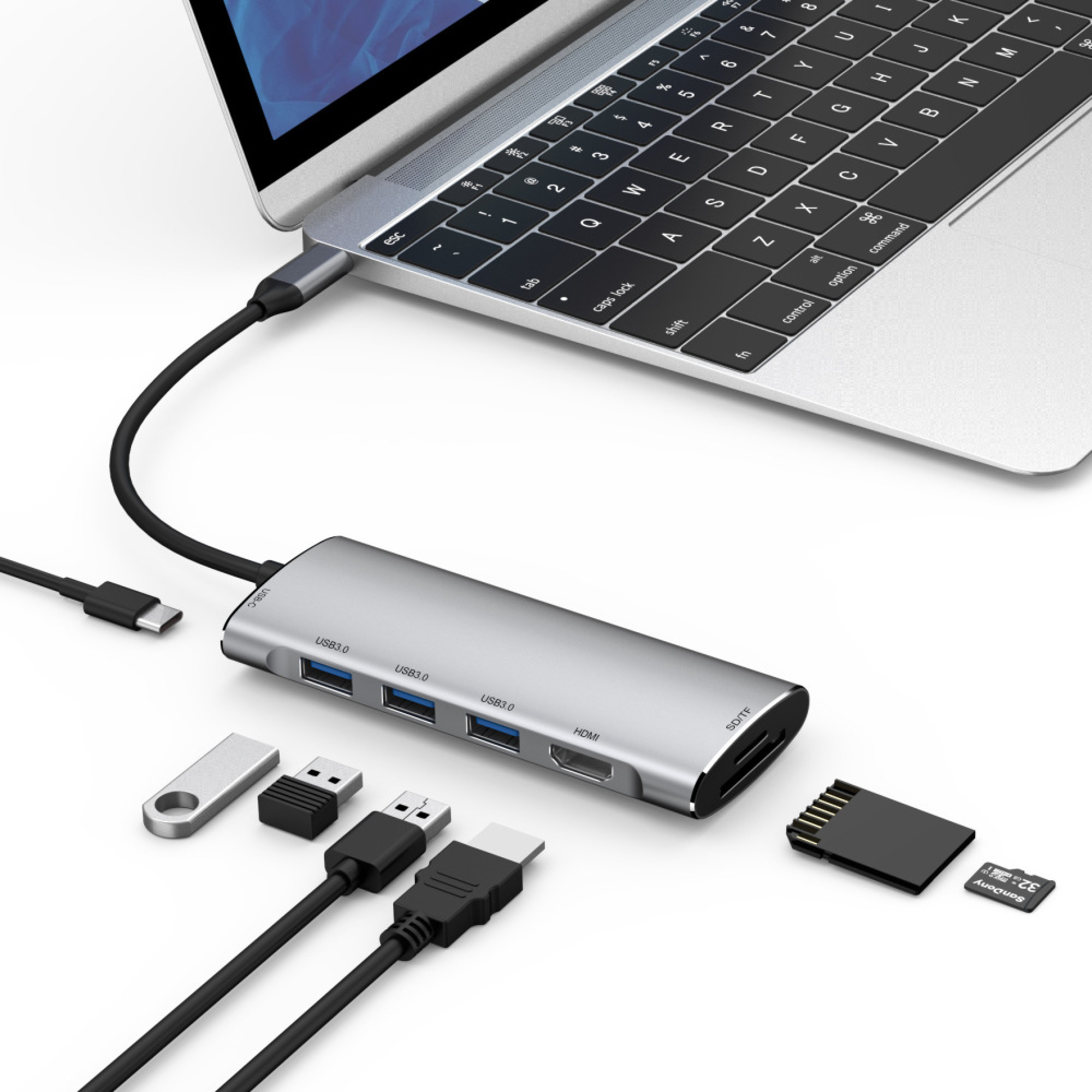 Silberne USB-C-Dockingstation an einem Laptop angeschlossen, mit USB-Sticks, HDMI-Kabel und SD-Karte.
