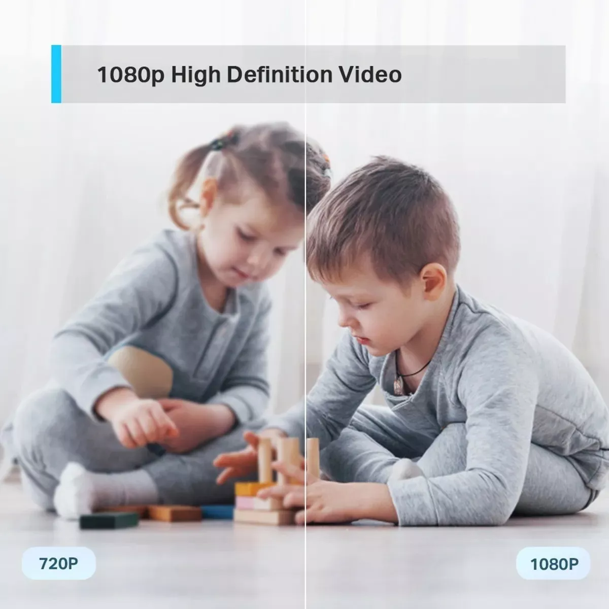 Zwei Kinder spielen mit Holzklötzen auf einem Holzboden, 720p vs. 1080p.