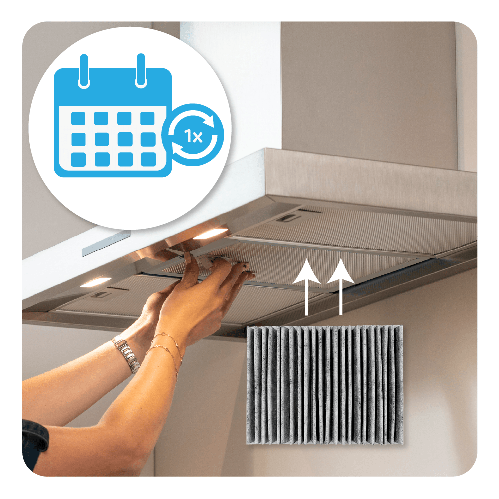 Hände tauschen einen Küchenfilter unter einer Dunstabzugshaube aus. Kalendersymbol oben links.