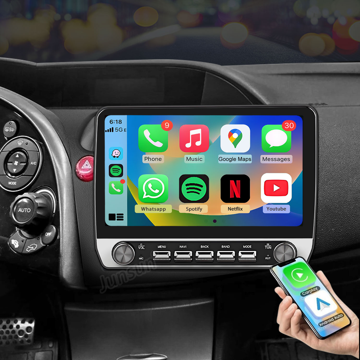 Ein Smartphone zeigt das CarPlay-Interface mit Apps auf einem Auto-Infotainment-Bildschirm.