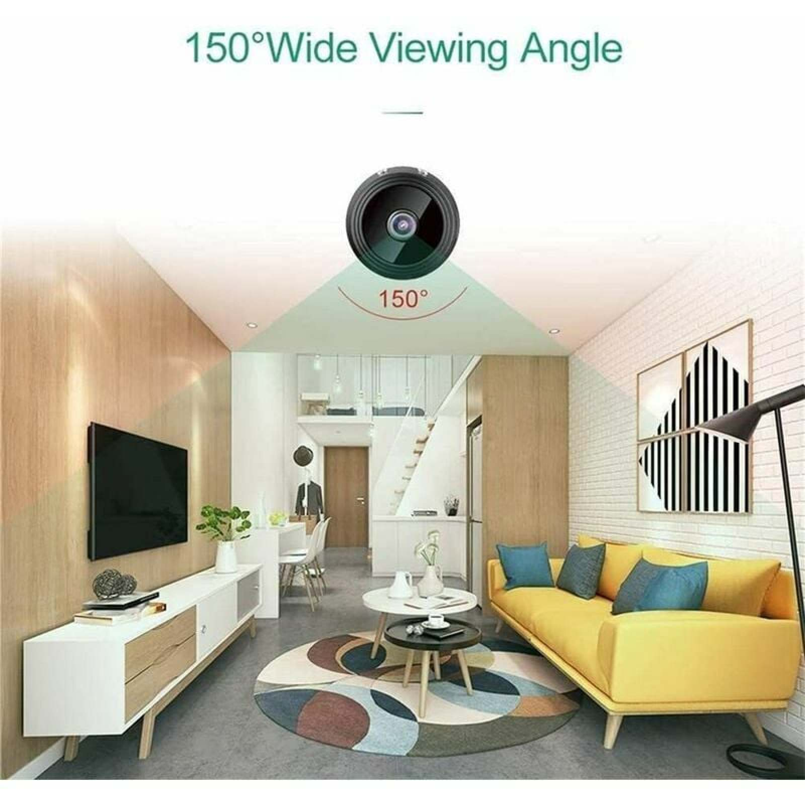 Eine kleine Kamera überblickt ein Wohnzimmer mit gelbem Sofa und Fernseher.