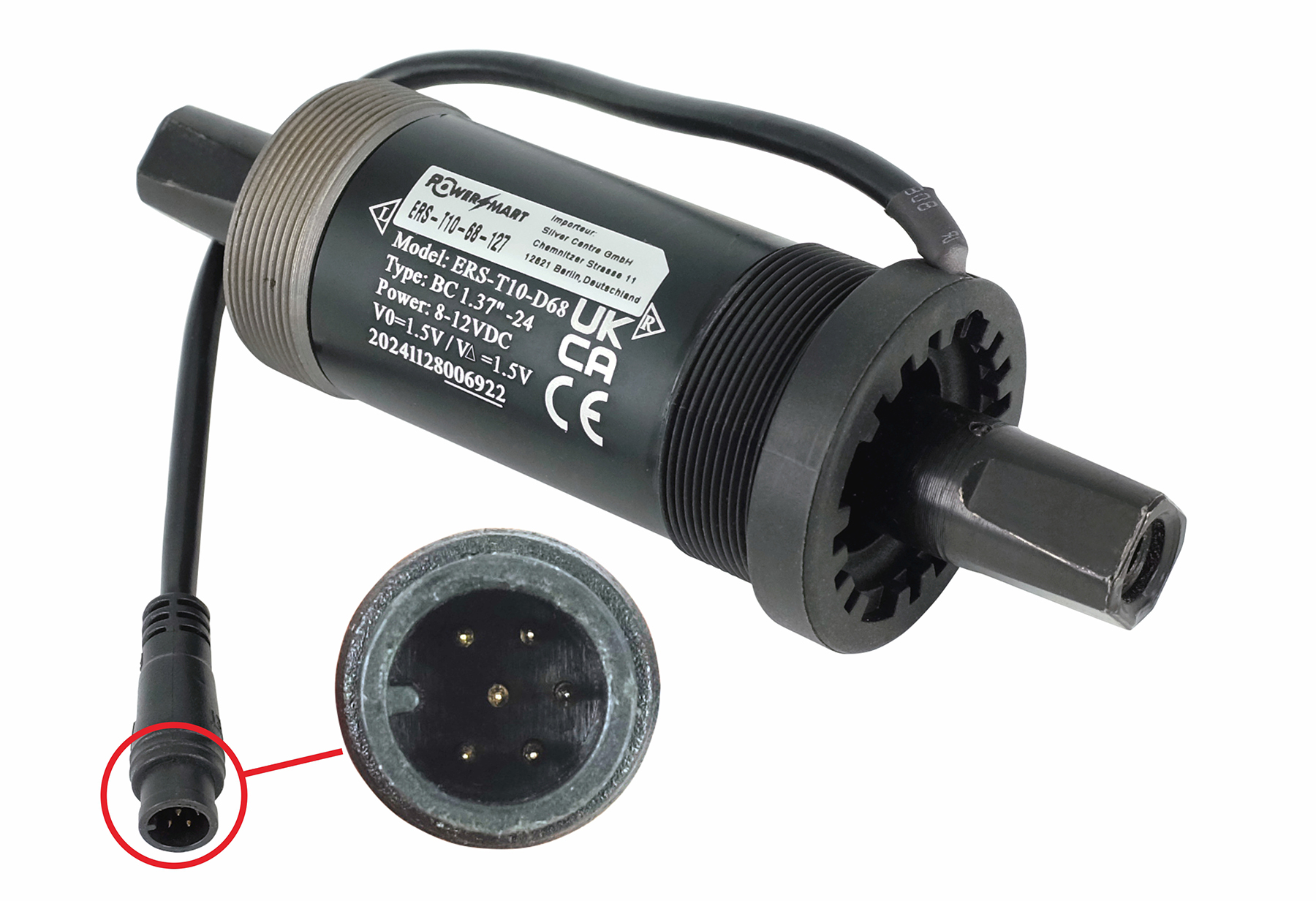 Schwarze Fahrradkomponente mit Kabel und Stecker, mit Beschriftung.