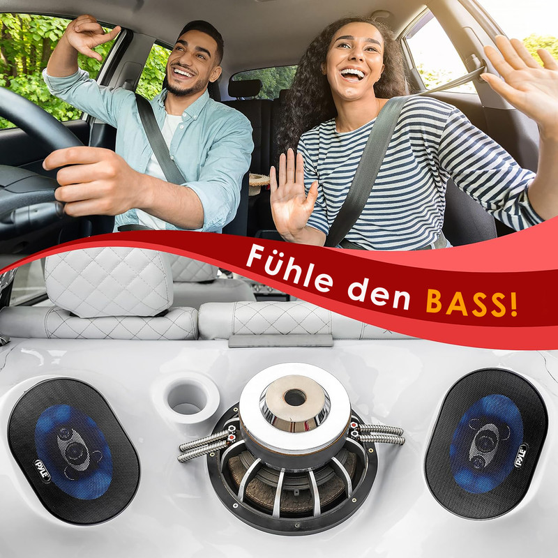 Ein Mann und eine Frau lachen und winken im Auto, Lautsprecher sind zu sehen.