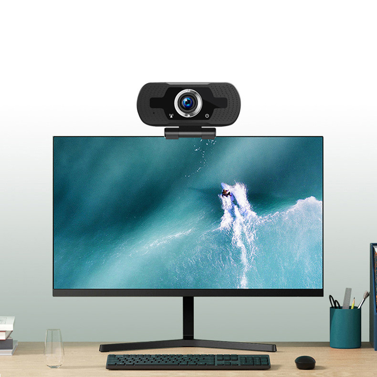 Ein Webcam sitzt auf einem Monitor, der einen Surfer zeigt.