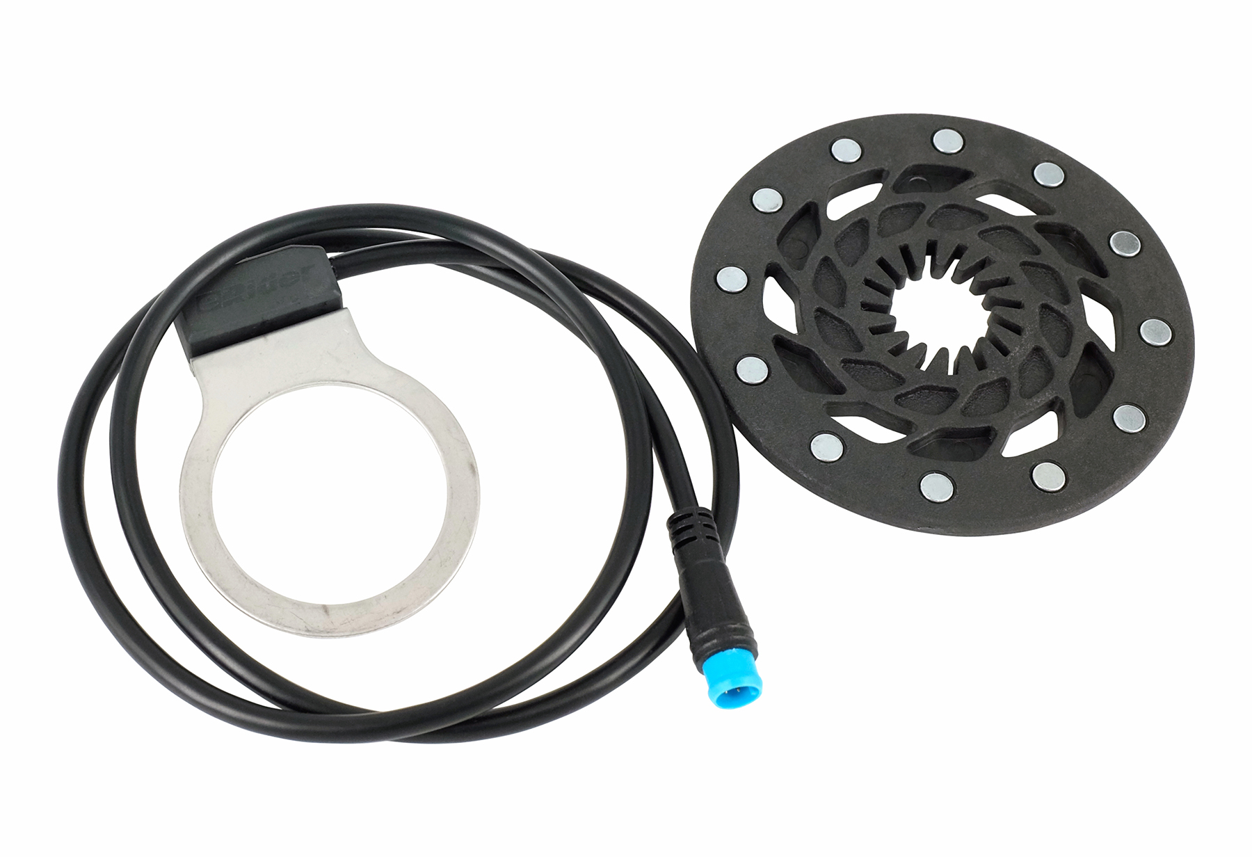Ein schwarzer Fahrrad-Sensor mit Kabel und einem silbernen Ring.