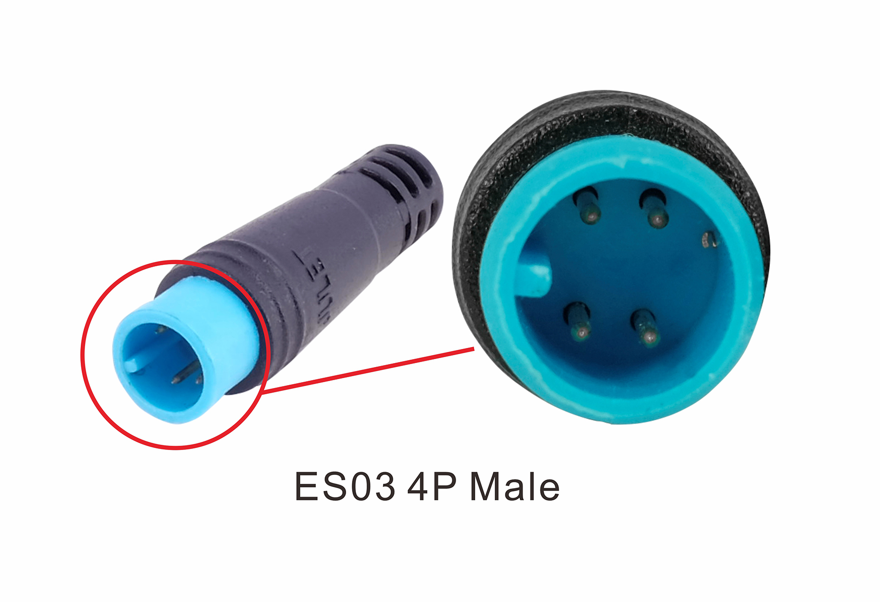 Nahaufnahme eines männlichen 4-poligen Steckers mit blauen und schwarzen Teilen.