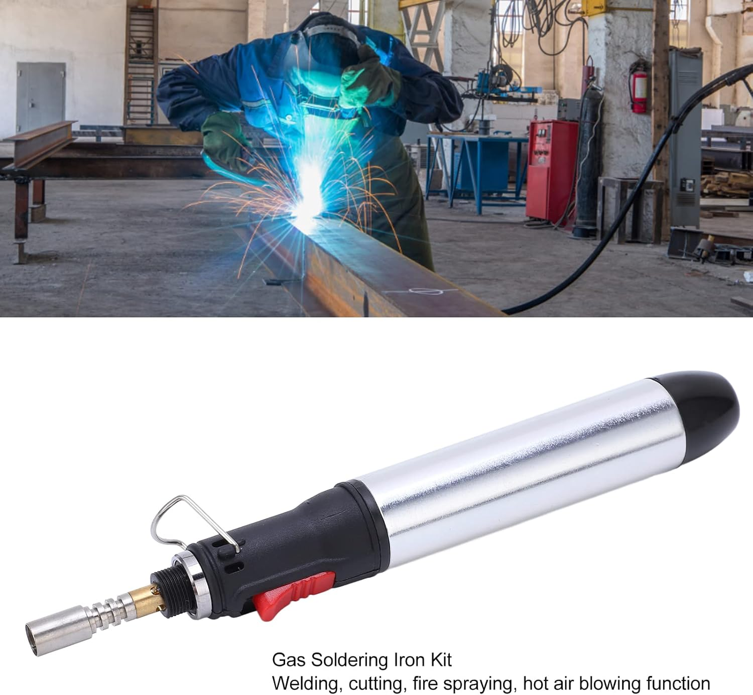 Ein Schweißer in blauer Arbeitskleidung schweißt Metall, Funken sprühen. Nahaufnahme eines Gaslötgeräts.
