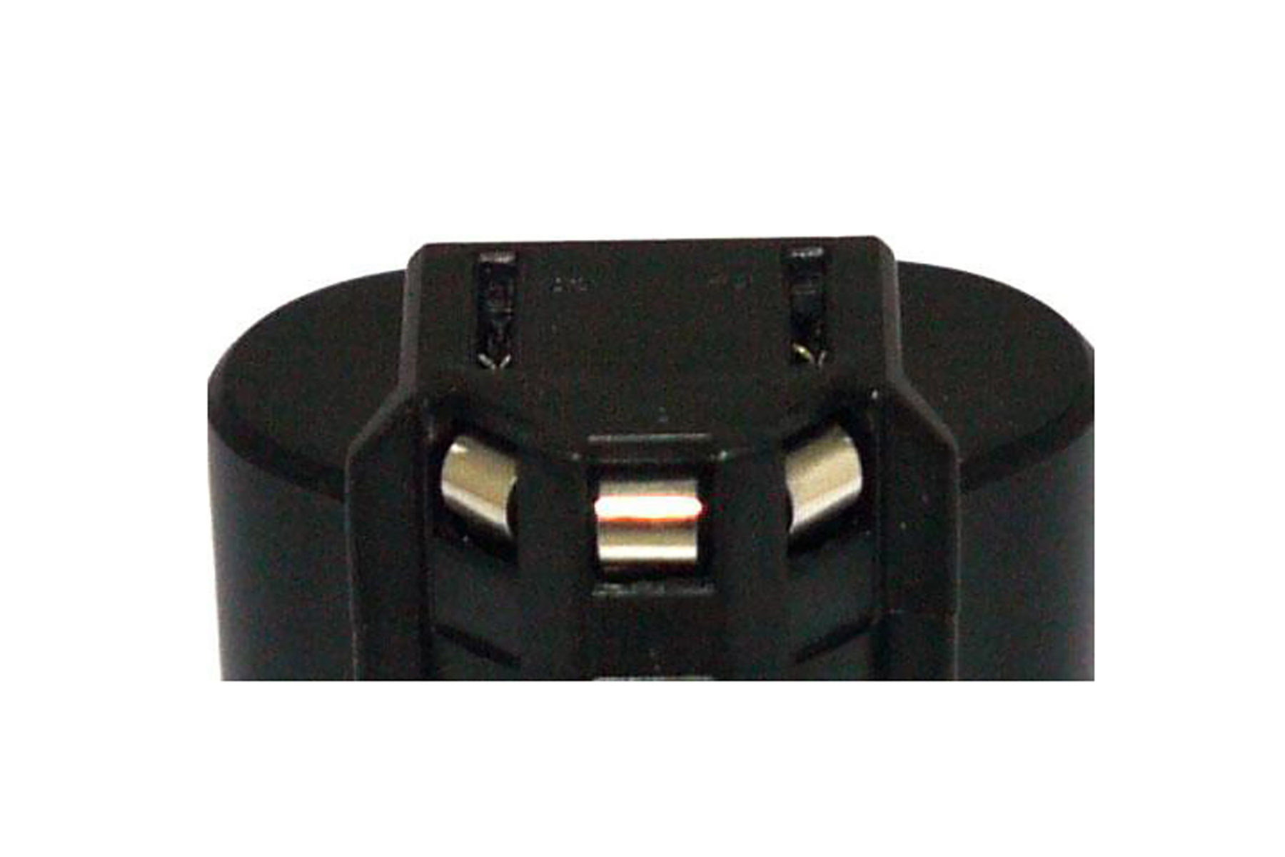 Nahaufnahme eines schwarzen Batterieanschlusses mit silbernen Kontakten.