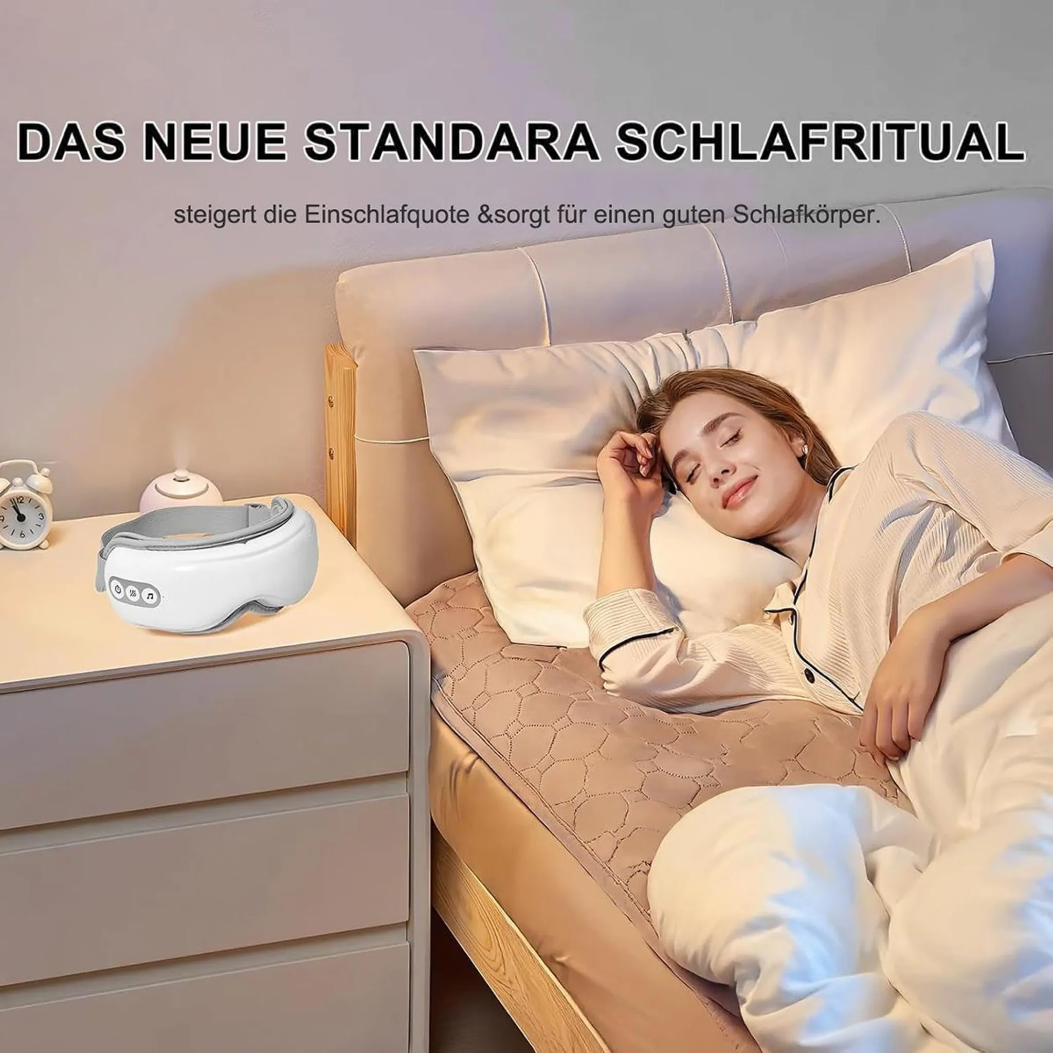 Frau schläft im Bett, ein Augenmassagegerät liegt auf dem Nachttisch.