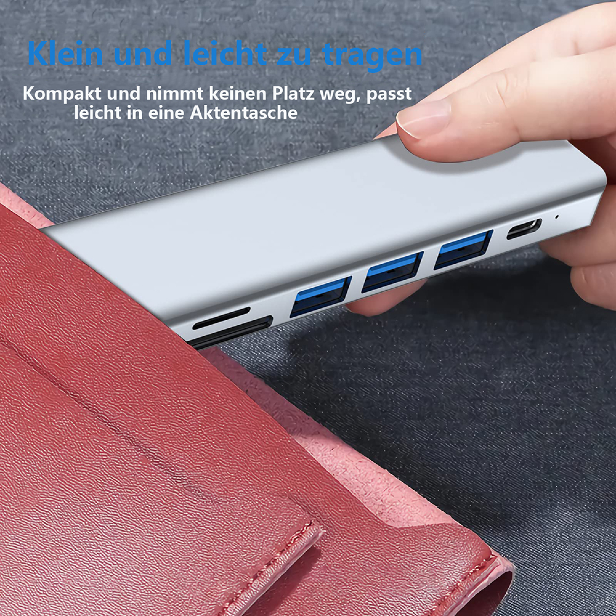 Ein silberner USB-Hub mit mehreren Anschlüssen wird in eine rote Tasche gesteckt.