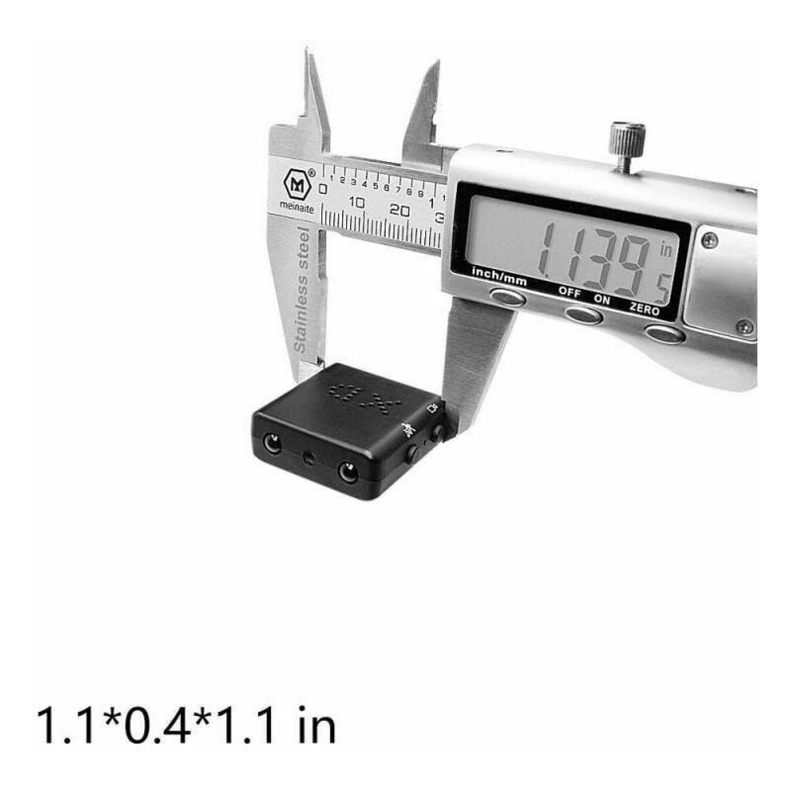 Ein digitales Messschieber misst ein kleines schwarzes Objekt. Anzeige: 1,139 Zoll.