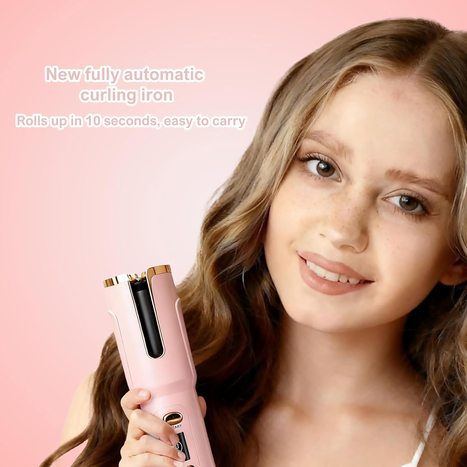 Ein junges Mädchen hält einen rosa Lockenstab vor einem rosafarbenen Hintergrund.
