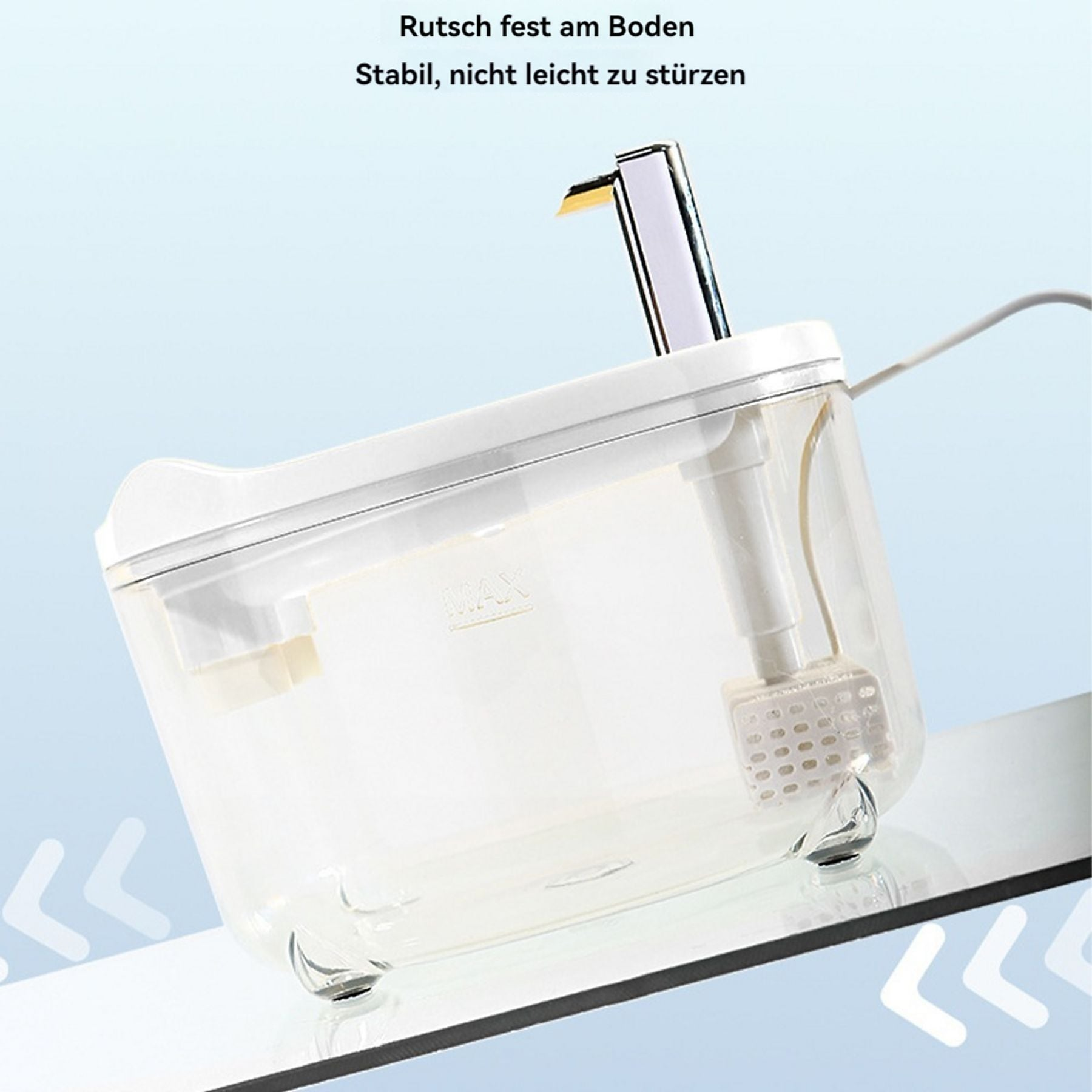 Ein klarer Behälter mit einem silbernen und gelben Ausgießer und einem weißen Kabel.