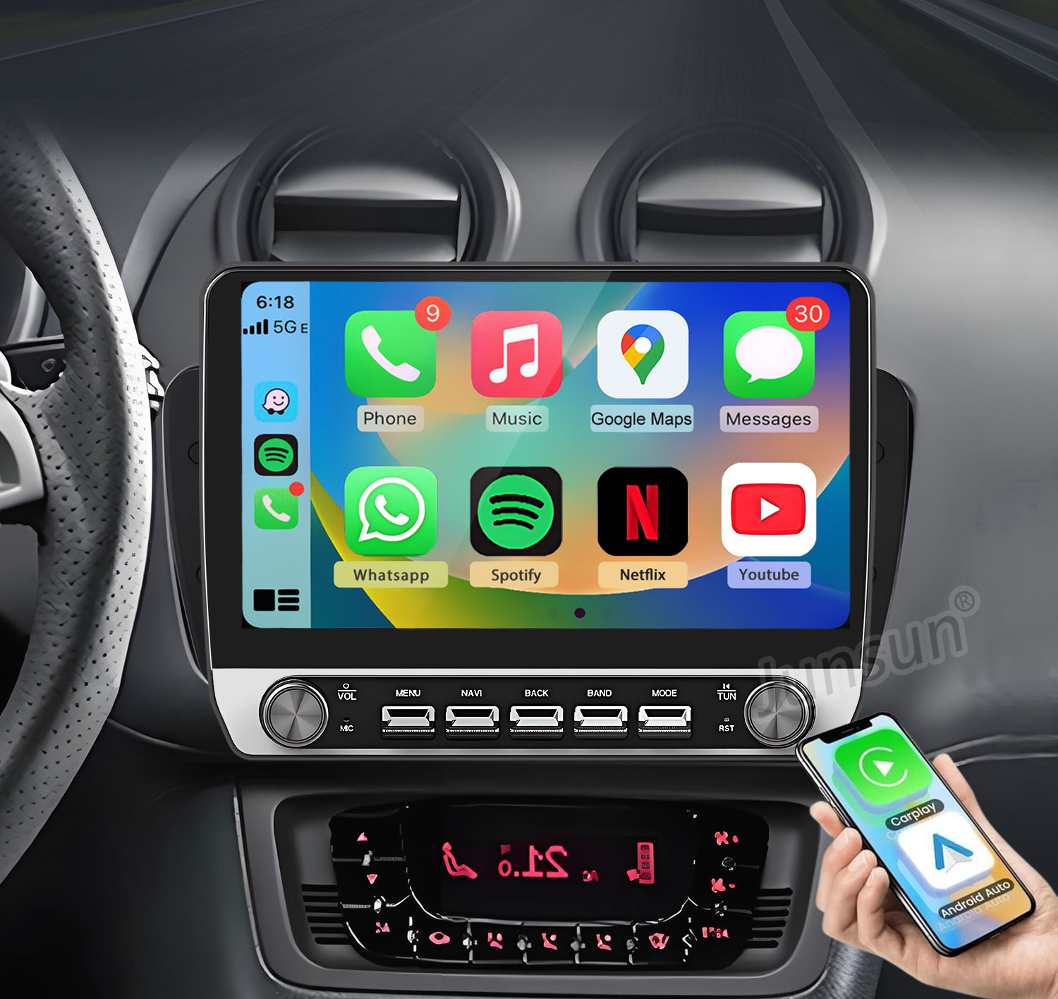 Ein Smartphone mit Apps wie Telefon, Musik und Google Maps ist in einem Auto montiert.