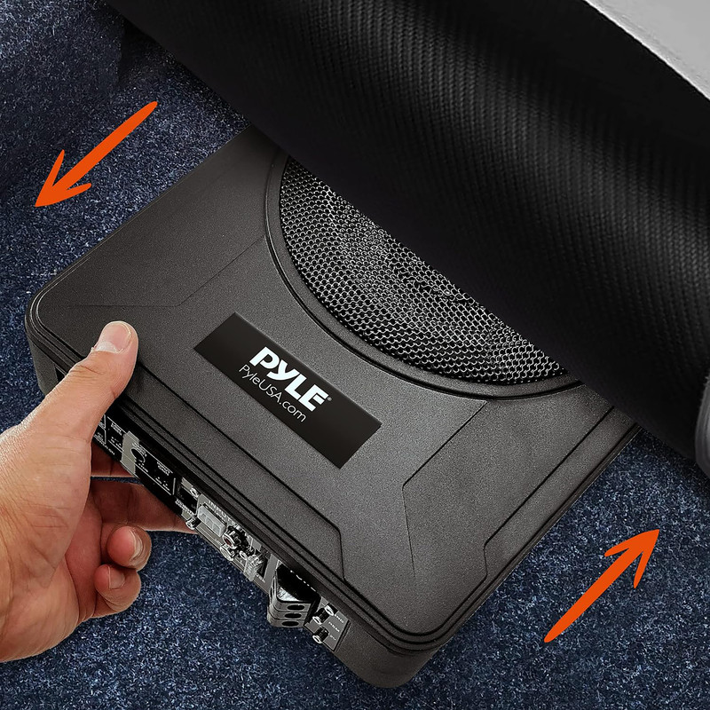 Schwarzer Subwoofer unter einem schwarzen Stoff, der von einer Hand gehalten wird.