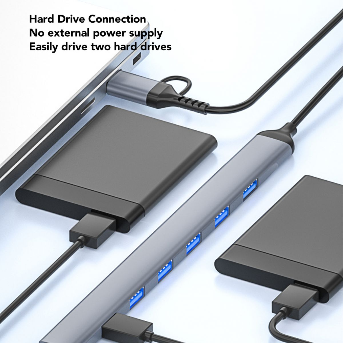 Grauer USB-Hub mit verbundenen Festplatten und Laptop.