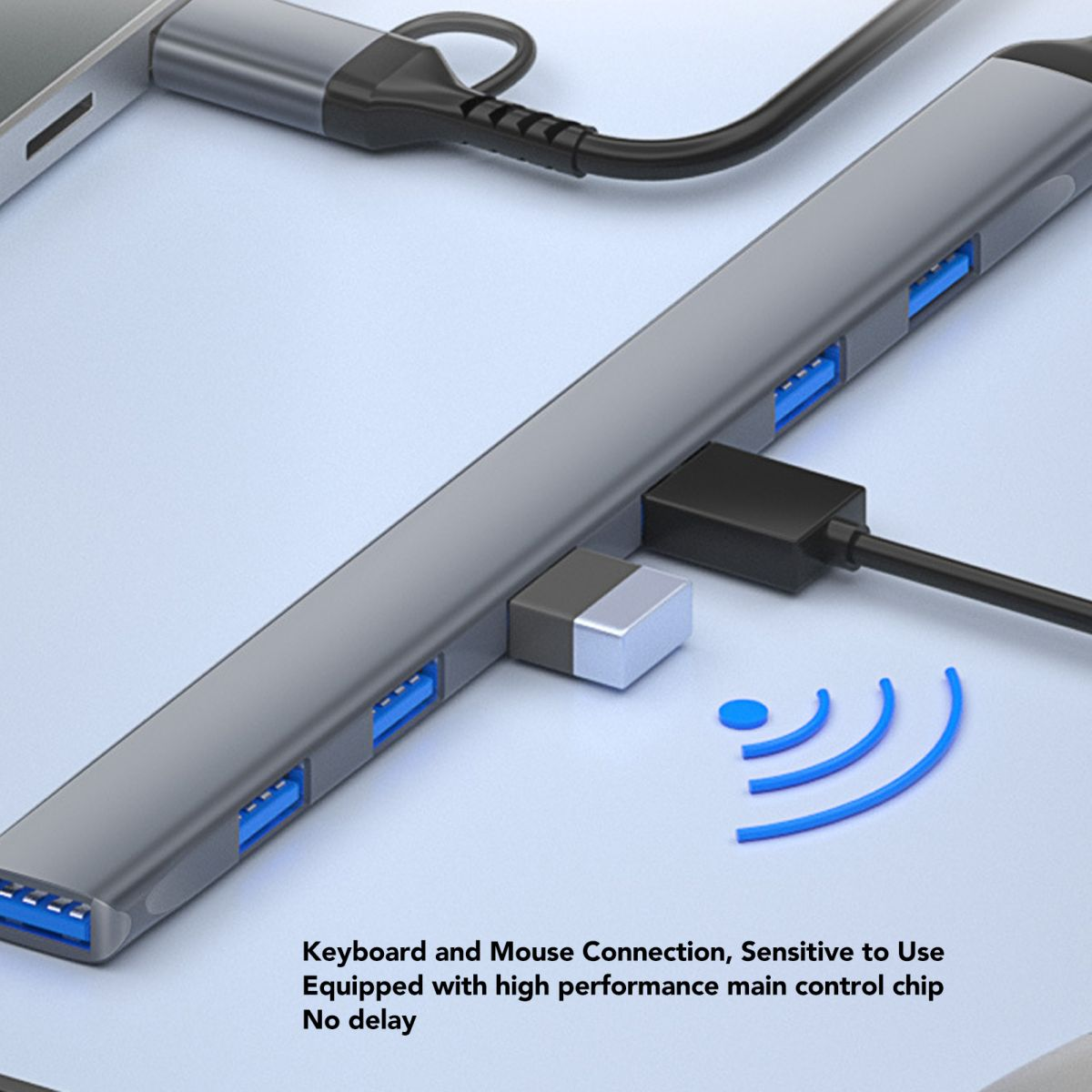 Ein grauer USB-Hub mit mehreren Anschlüssen ist an einen Laptop angeschlossen.