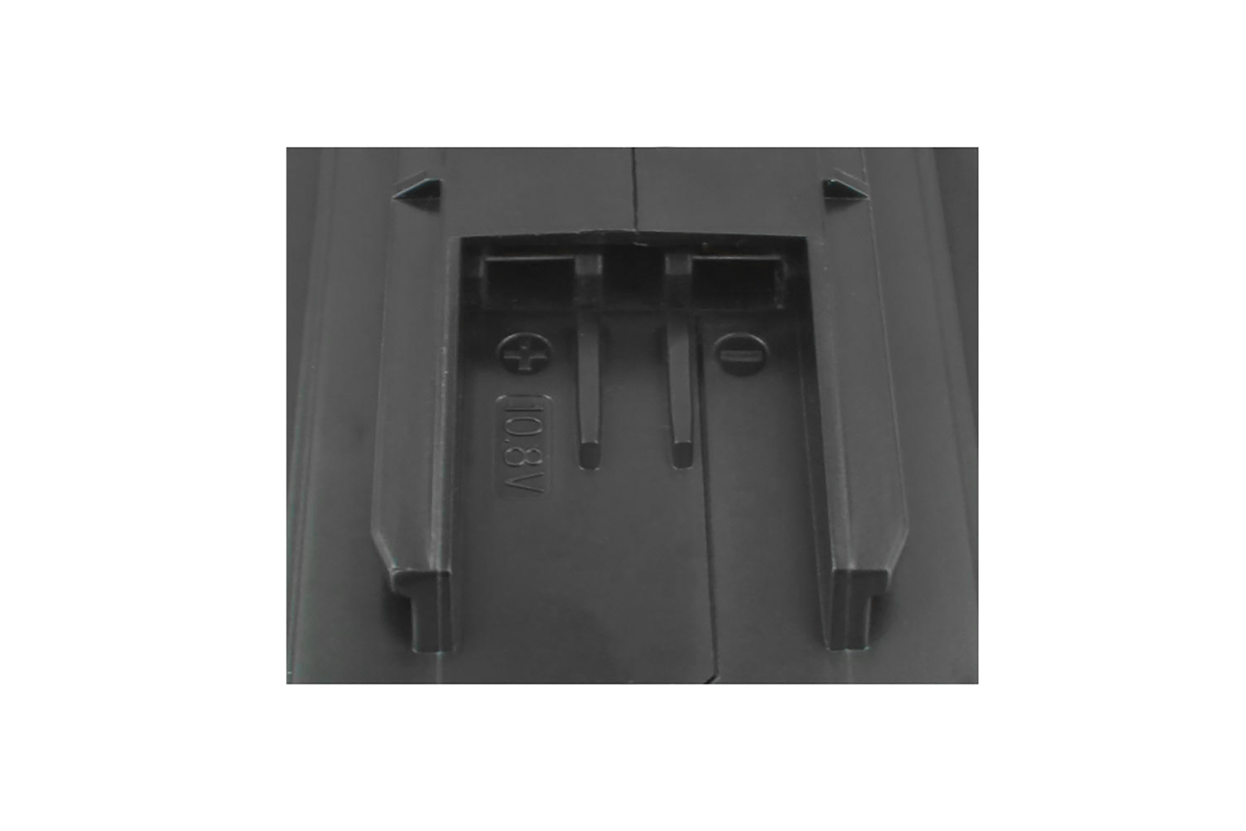 Nahaufnahme eines schwarzen Batterieanschlusses mit der Beschriftung "10,8V".