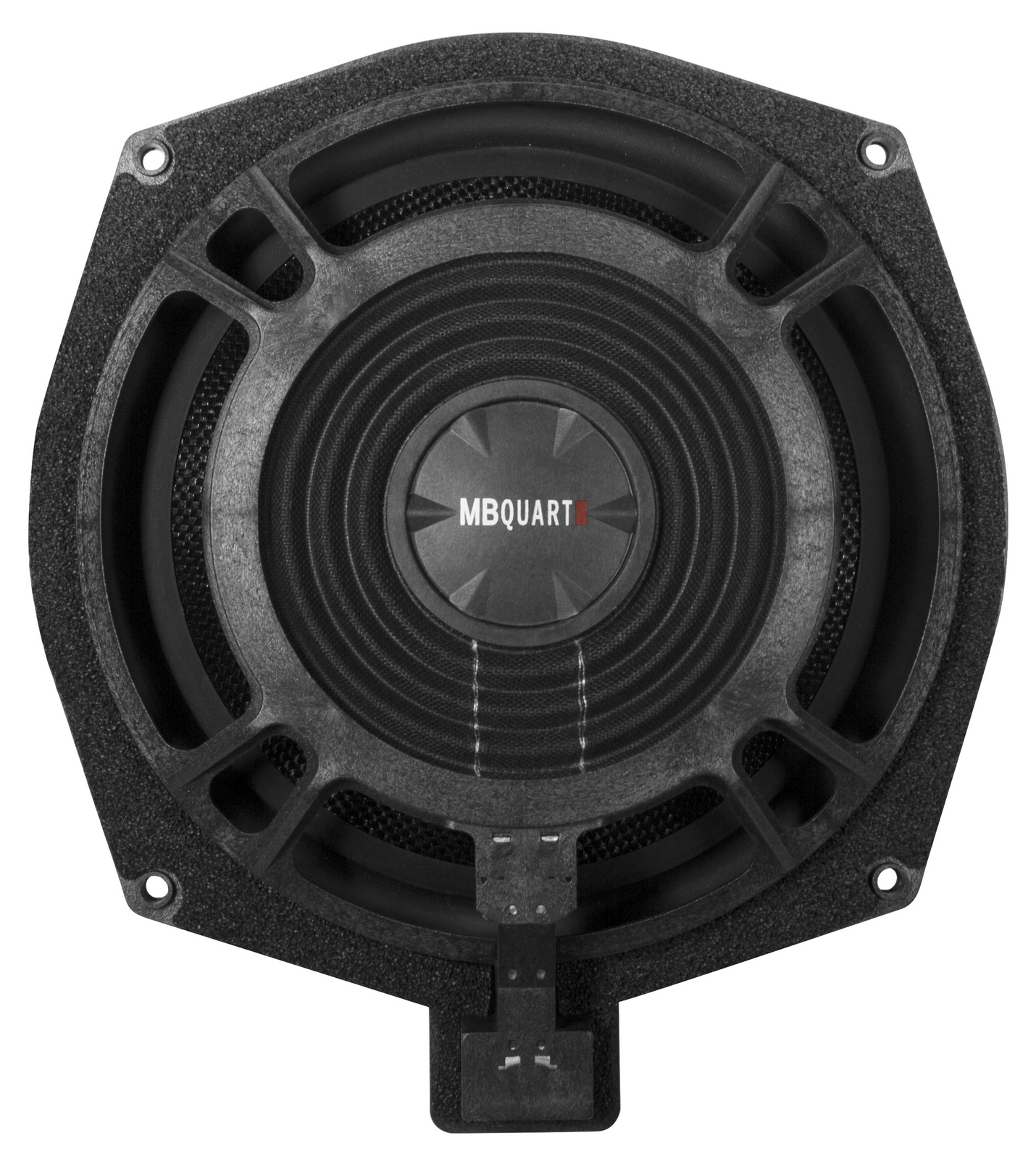 Ein schwarzer MB Quart Subwoofer mit konzentrischen Ringen und einer Gitterstruktur.