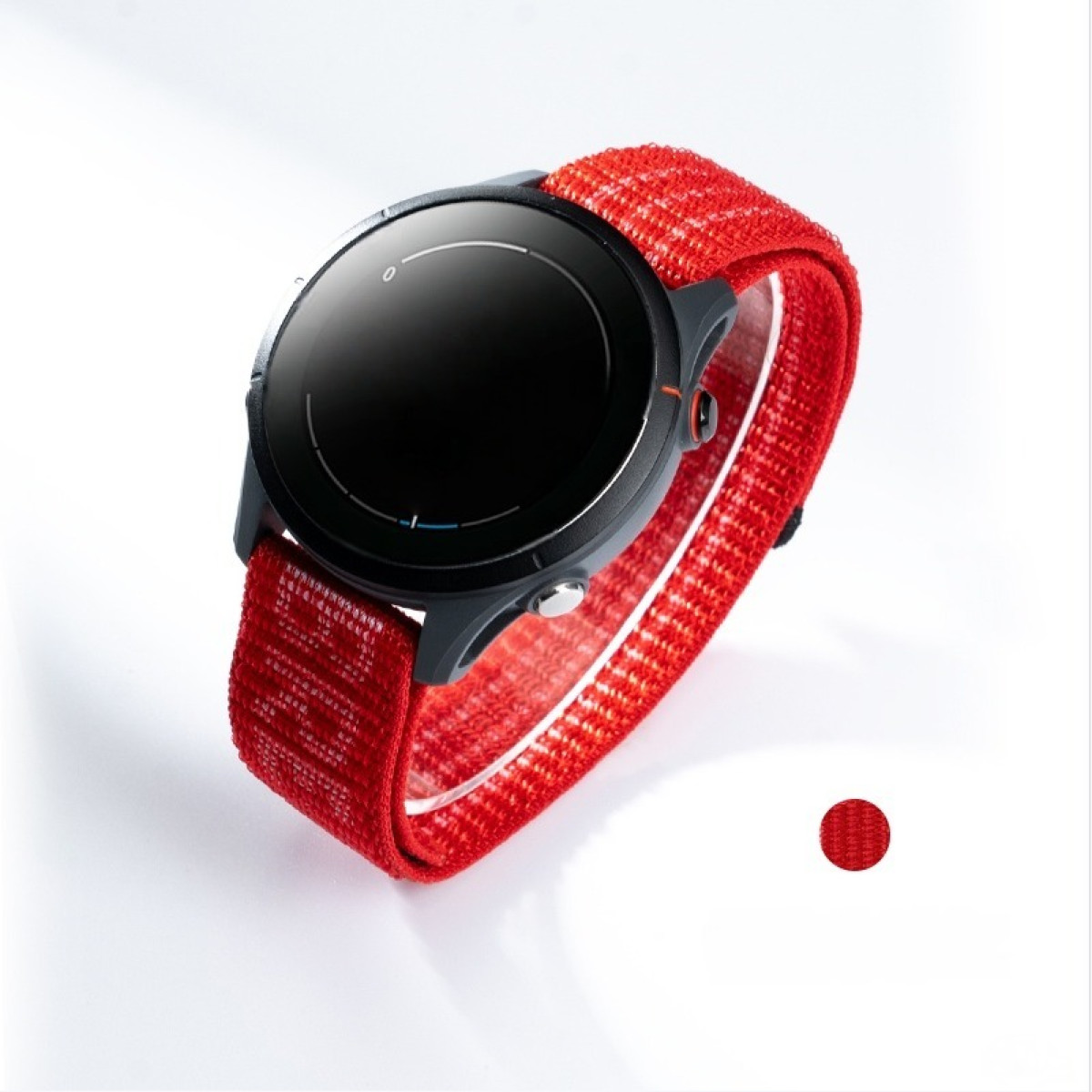 Eine graue Smartwatch mit einem roten Stoffarmband auf weißem Hintergrund.