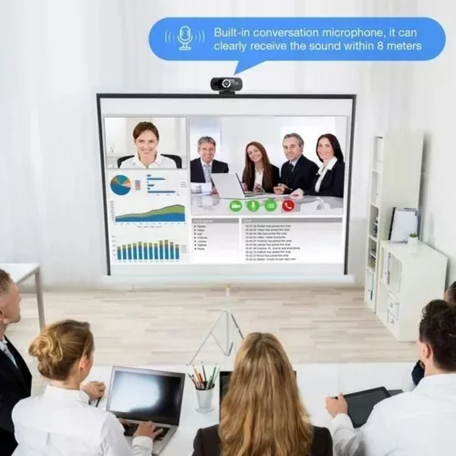 Menschen in einem Besprechungsraum, die auf einen Bildschirm schauen, der Videokonferenzen zeigt.