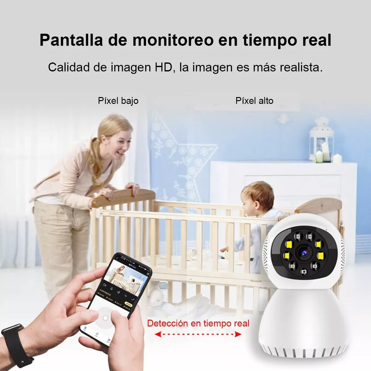 Eine Frau schaut in ein Babybett, ein Baby ist darin. Eine Hand hält ein Smartphone mit einer Überwachungs-App.