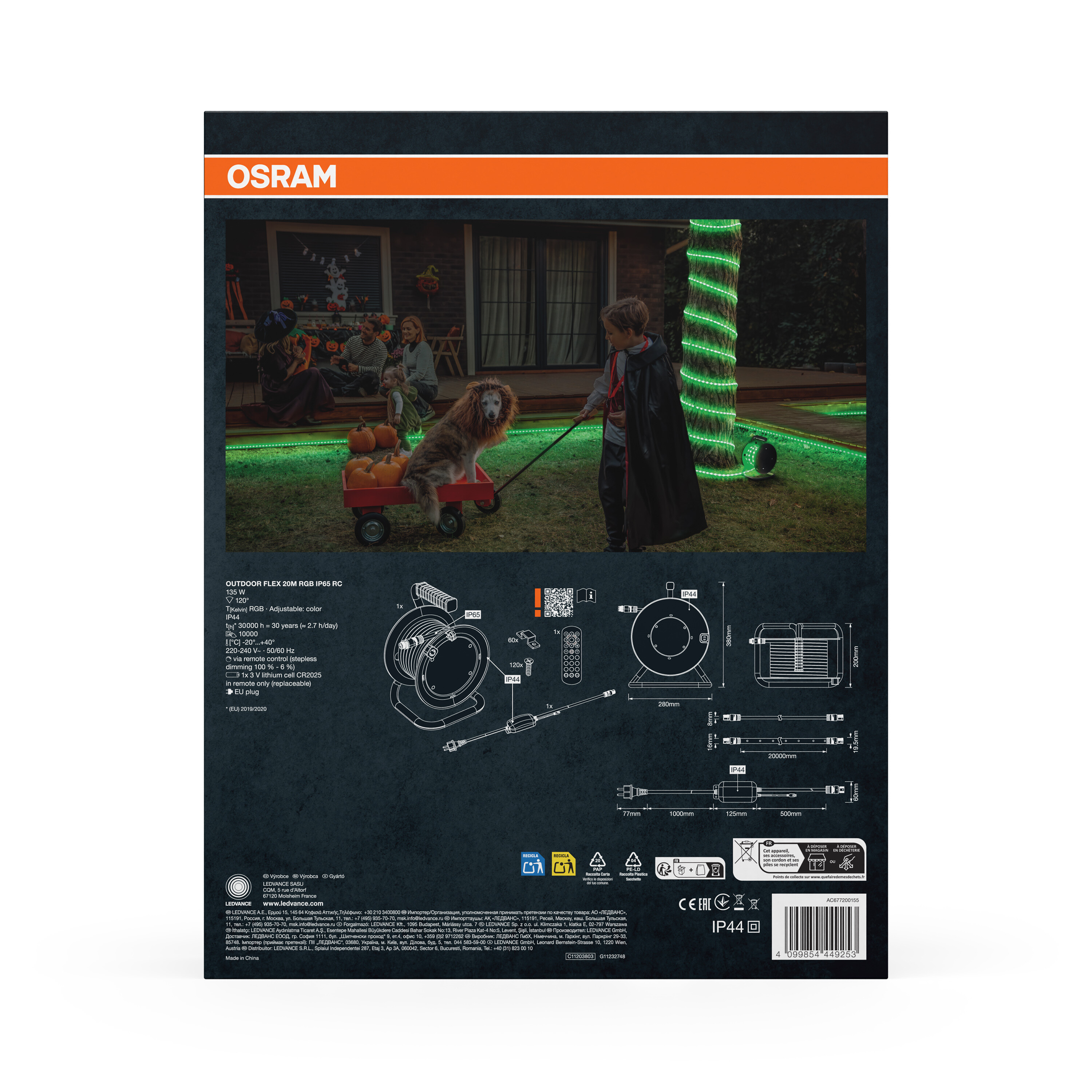 OSRAM Outdoor Flex 20M RGB: Junge mit Kind und Hund in Halloween-Kostümen, beleuchtet mit grüner Lichterkette.