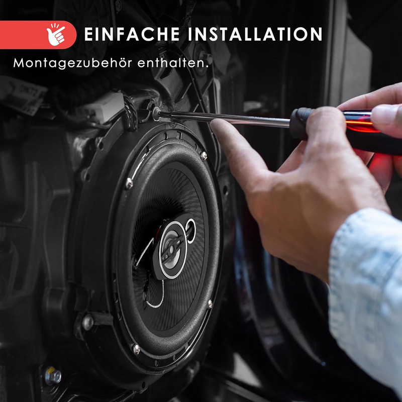 Eine Hand schraubt einen Lautsprecher in eine Autotür. Einfache Installation.